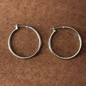 Small size silver tone hops